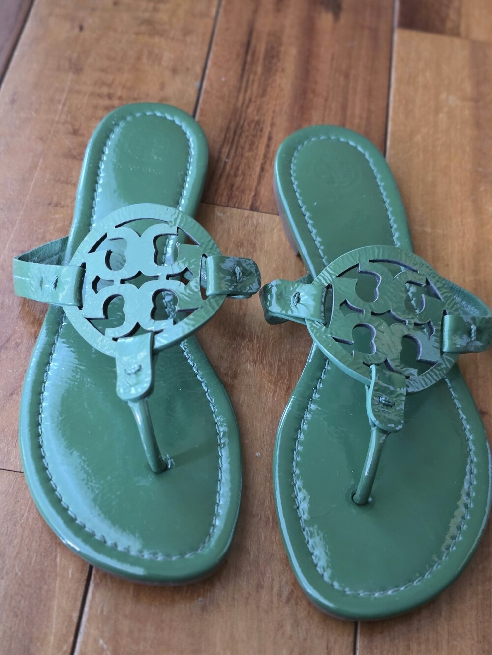 Tory Burch Miller Sandals Size 7M Arugula Green Patent Leather Thong Flip Flops